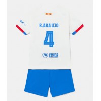 Dres Barcelona Ronald Araujo #4 Gostujuci za djecu 2023-24 Kratak Rukav (+ kratke hlače)